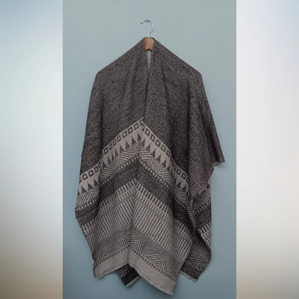 Gentle Fawn Woven Shawl with Fringe Black and White Reversible OS
